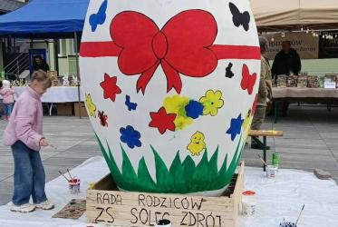 Zrodziła się z pomysłu, pracy wielu rąk i dobrej energii Rady Rodziców Szkoły Podstawowej w Solcu-Zdroju. Dziś Mega Pisanka zdobi deptak w Solcu-Zdroju i przyciąga spojrzenia przechodniów.