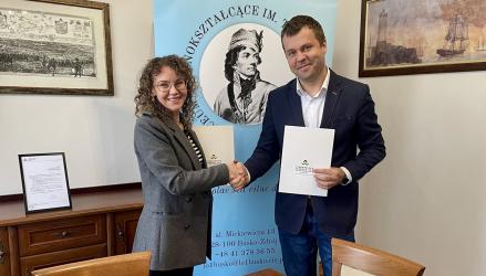 I Liceum Ogólnokształcące im. T. Kościuszki w Busku-Zdroju reprezentowane przez Dyrektora Ewelinę Szymczyk-Krzemińską zawarło umowę o współpracy dydaktyczno-naukowej ze Staropolską Akademią Nauk Stosowanych w Kielcach reprezentowaną przez Rektora - dr hab. Grzegorza Wilka-Jakubowskiego, prof. StANS - byłego pracownika I LO i przyjaciela Szkoły. 