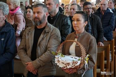 W Wielką Sobotę, wierni Kościoła rzymskokatolickiego w Busku-Zdroju, jak co roku, wyruszyli do swoich świątyń, aby uczestniczyć w uroczystym obrzędzie święcenia pokarmów. Koszyczek wielkanocny, pełen symboliki i tradycji, odgrywa w tym dniu szczególną rolę, łącząc w sobie głęboką wiarę, modlitwę i bogactwo symboli religijnych.