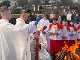 Liturgia Wielkiej Nocy w Parafii Bożego Ciała w Busku-Zdroju przebiegała w podniosłej atmosferze, gromadząc licznych wiernych na najważniejszych uroczystościach roku. Zapraszamy do obejrzenia fotorelacji.