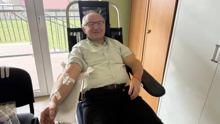 W niedzielę, 12 kwietnia 2026 roku, w Wiejskim Domu Kultury w Szańcu przeprowadzono akcję honorowego oddawania krwi, zorganizowaną przez Ochotniczą Straż Pożarną w Mikułowicach oraz Klub Honorowych Dawców Krwi „Straż Życia” nr 998.