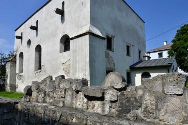 Muzeum Regionalne w Pińczowie oraz Miejska i Gminna Biblioteka Publiczna w Pińczowie zapraszają do udziału w Akcji Żonkile 2026. W dniach od 17 do 20 kwietnia zaplanowano cykl wydarzeń upamiętniających rocznicę powstania w getcie warszawskim oraz skłaniających do refleksji nad historią, pamięcią i współczesnym znaczeniem dialogu międzykulturowego.