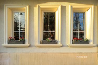 Wykończenie elewacji to zadanie wymagające przemyślanych decyzji, ponieważ zastosowane materiały muszą znosić kapryśną pogodę przez cały rok. Z pewnością zastanawiasz się, jakie rozwiązania zagwarantują Ci spokój i estetyczny wygląd budynku na wiele dekad. 