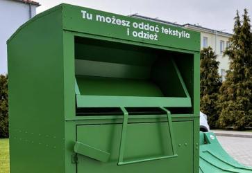 Mieszkańcy Buska-Zdroju zyskali nowe, wygodne rozwiązanie, które pozwala w prosty sposób połączyć porządki domowe z troską o środowisko. Na terenie miasta ustawiono specjalne pojemniki przeznaczone do zbiórki odpadów tekstylnych, umożliwiające odpowiedzialne pozbywanie się niepotrzebnej odzieży i materiałów.