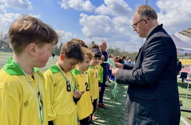 Blisko pół tysiąca młodych zawodników i zawodniczek opanowało murawę Stadionu Miejskiego w Busku-Zdroju, tworząc widowisko pełne sportowych emocji, ambicji i dziecięcej radości z gry. Powiatowe eliminacje Turnieju Z Podwórka na Stadion o Puchar Tymbarku po raz kolejny pokazały, jak wielka pasja do piłki nożnej drzemie w najmłodszych mieszkańcach regionu.