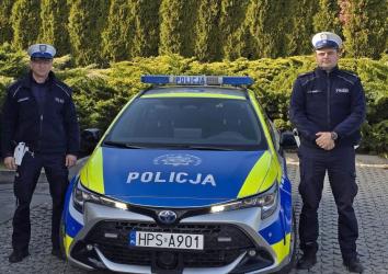 Mężczyzna z rozbitą głową potrzebował pilnej pomocy. Dzięki reakcji policjantów oraz świadka, który wezwał karetkę, szybko trafił pod opiekę medyków.
