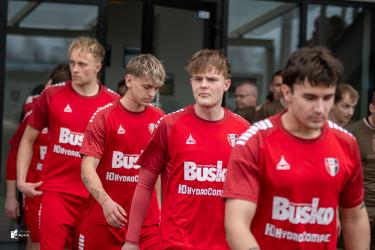 Czy siódma drużyna ligi jest w stanie powstrzymać rozpędzonego lidera? W Busku-Zdroju zapowiada się spotkanie, w którym faworyt jest wyraźny, ale scenariusz wcale nie musi być oczywisty.