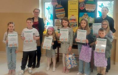 We wtorek, 14 kwietnia 2026 r. w Publicznej Szkole Podstawowej nr 2 w Busku-Zdroju odbyło się uroczyste wręczenie dyplomów i nagród w Międzyszkolnym Konkursie na sensoryczną pisankę.