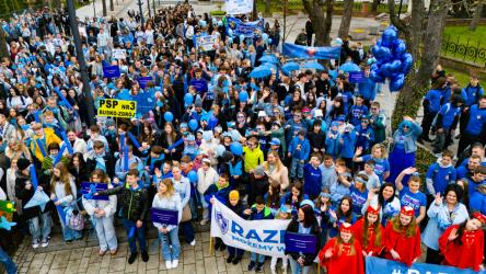 Aleja Mickiewicza w Busku-Zdroju na jeden dzień zmieniła swoje oblicze, przybierając symboliczny, niebieski kolor. To właśnie tutaj skoncentrowały się obchody Światowego Dnia Świadomości Autyzmu, przyciągając uczniów, nauczycieli oraz mieszkańców, którzy wspólnie zamanifestowali wsparcie, zrozumienie i otwartość wobec osób w spektrum autyzmu.