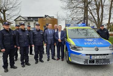 Flota soleckich policjantów powiększyła się o nowoczesny radiowóz, który już wkrótce będzie wykorzystywany podczas codziennej służby. Nowy pojazd ma nie tylko usprawnić pracę funkcjonariuszy, ale także zwiększyć poziom bezpieczeństwa mieszkańców kilku gmin regionu.