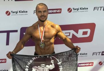 Srebrny medal i miejsce w ścisłej krajowej czołówce - Karol Rozmyślak z Bodymaniak Busko-Zdrój potwierdził swoją wysoką formę podczas Mistrzostw Polski w Kulturystyce i Fitness, sięgając po tytuł wicemistrza Polski.