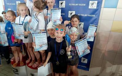 11 medali, świetne wyniki i wyraźny sportowy postęp - młodzi pływacy MUKS UNIA Busko-Zdrój znakomicie zaprezentowali się w Kielcach, potwierdzając swoją wysoką formę i aspiracje do czołówki regionu.