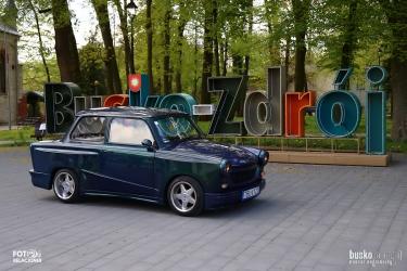 Ryk silników, błysk chromu i ponadczasowa elegancja - tak w niedzielne popołudnie Busko-Zdrój stało się sceną dla wyjątkowych samochodów sprzed lat. Miłośnicy klasycznej motoryzacji licznie zgromadzili się, by wspólnie zainaugurować sezon i zaprezentować swoje unikatowe pojazdy. Zobacz fotorelację  wydarzenia.