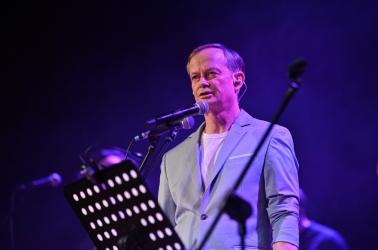 To będzie wieczór, który pozwoli spojrzeć na dobrze znane utwory z zupełnie innej perspektywy. Spotkanie z Michałem Zabłockim to nie tylko koncert, ale także opowieść o kulisach powstawania piosenek, które od lat towarzyszą słuchaczom i na stałe wpisały się w historię polskiej muzyki.