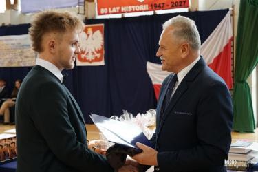 W piątek, 24 kwietnia 2026 roku, w szkołach ponadpodstawowych w Busku-Zdroju odbyło się uroczyste zakończenie roku szkolnego klas maturalnych. Abiturienci pożegnali mury swoich szkół, zamykając ważny etap edukacji. Mamy dla Was dużo zdjęć w galeriach pod artykułem!

