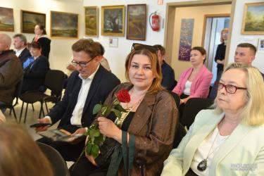 Miejsko-Gminne Centrum Kultury w Oleśnicy stało się miejscem spotkania ze sztuką inspirowaną rodzimym krajobrazem. 25 kwietnia odbył się wernisaż wystawy „Rodzime przestrzenie – między Nidą a Czarną”, prezentującej prace artystów, którzy w różnorodny sposób interpretują piękno Ponidzia.