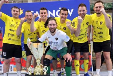 Drużyna FUTSAL TEAM Busko-Zdrój sięgnęła po zwycięstwo w Turnieju Futsalowym o Puchar Prezydenta Miasta Tarnowa, kończąc rywalizację z kompletem wygranych spotkań. Zespół z Buska-Zdroju potwierdził wysoką formę, dominując nad rywalami w całych zawodach.