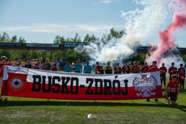 Do zakończenia rozgrywek Keeza 4 Ligi w sezonie 2025/26 pozostało już tylko siedem kolejek, a sytuacja na szczycie tabeli jest coraz bardziej klarowna. Po 27 seriach gier zdecydowanym liderem pozostaje AKS 1947 Busko-Zdrój, który z dorobkiem 66 punktów wypracował solidną przewagę nad rywalami i znajduje się w doskonałej pozycji wyjściowej przed decydującą fazą sezonu.