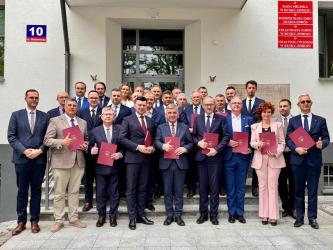 To może być jeden z najważniejszych projektów komunikacyjnych dla południowej Polski w najbliższych latach. Samorządowcy z województw świętokrzyskiego i małopolskiego chcą wspólnie doprowadzić do powstania nowej linii kolejowej łączącej Kraków, Proszowice i Busko-Zdrój. W czwartek, 7 maja w Busku-Zdroju podpisano list intencyjny.