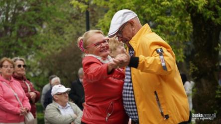 Pochmurna aura nie odstraszyła uczestników pikniku Bezpieczny Senior, który odbył się w piątek, 8 maja, w buskim Parku Zdrojowym. Seniorzy udowodnili, że dobra energia i chęć wspólnego spędzania czasu są silniejsze niż kapryśna pogoda. Zobaczcie zdjęcia - uśmiechy uczestników najlepiej pokazują atmosferę wydarzenia.