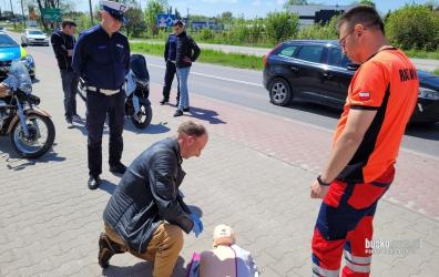 Edukacja zamiast kary i praktyczna nauka ratowania życia - w niedzielę, 10 maja, na terenie Buska-Zdroju przeprowadzono akcję Pierwsza pomoc zamiast mandatu. W działania zaangażowali się funkcjonariusze Komendy Powiatowej Policji w Busku-Zdroju oraz ratownicy  z Ochotniczej Straży Pożarnej w Zbludowicach.