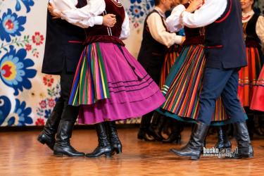 Tuczępy staną się w czerwcu miejscem spotkania miłośników folkloru i muzyki ludowej. Stowarzyszenie Aktywna Gmina Tuczępy ogłosiło nabór uczestników do I Przeglądu Piosenki Ludowej Świętokrzyska nuta, który odbędzie się 20 czerwca 2026 roku o godzinie 16:00 w Muszli Koncertowej w Tuczępach. 