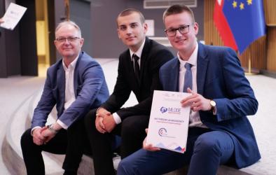 Młodzieżowa Rada Miasta Busko-Zdrój po raz kolejny udowodniła, że młodzi mieszkańcy gminy potrafią skutecznie sięgać po środki na realizację ambitnych inicjatyw. Dzięki pozyskanemu dofinansowaniu w ramach Funduszu Młodzieżowego - Edycja 2026 w Busku-Zdroju zorganizowana zostanie konferencja poświęcona roli nauki języków obcych we współczesnym świecie.