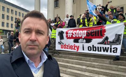 Poseł na Sejm RP Michał Cieślak złożył interpelację do Ministra Finansów dotyczącą planowanego objęcia mikroprzedsiębiorców obowiązkami wynikającymi z systemu SENT. Jak podkreśla parlamentarzysta, nowe regulacje mogą szczególnie dotknąć drobnych handlarzy, rzemieślników oraz rodzinne firmy działające na targowiskach i bazarach.