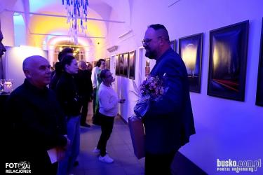 W niedzielę, 17 maja, Pińczowskie Samorządowe Centrum Kultury zaprosiło mieszkańców i gości Ponidzia na wernisaż wystawy fotografii Michała Janysta zatytułowanej Inaczej. Wydarzenie było okazją do spojrzenia na przydrożne kapliczki, figury i świątki regionu z zupełnie nowej perspektywy.