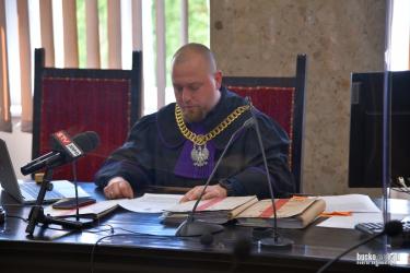 Dziś w środę, 20 maja, przed Sądem Rejonowym w Busku-Zdroju zapadł wyrok w sprawie byłego dyrektora Zespołu Opieki Zdrowotnej w Busku-Zdroju Grzegorza Lasaka. Sąd uznał go winnym niedopełnienia obowiązków służbowych, jednak postępowanie zostało warunkowo umorzone na okres próby wynoszący dwa lata.