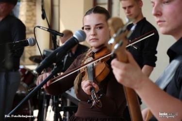 Trwa Powiatowy Przegląd Kapel Biesiadnych i Weselnych Szaniec 2026. Plac obok Wiejskiego Domu Kultury w Szańcu wypełnił się dźwiękami muzyki biesiadnej, ludowej i weselnej, a mieszkańcy oraz goście licznie uczestniczą w jednym z najbardziej rozpoznawalnych wydarzeń muzycznych w regionie.