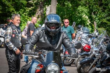 Ryk silników, błyszczące motocykle i atmosfera motocyklowej pasji wypełniły w niedzielę Biechów. Piknik Motocyklowy zgromadził licznych miłośników jednośladów oraz mieszkańców regionu, którzy wspólnie uczestniczyli w paradzie, spotkaniach integracyjnych i przygotowanych atrakcjach.