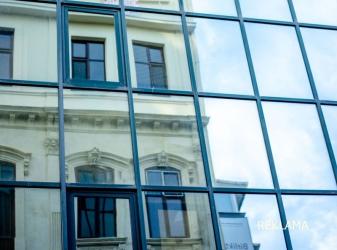 Folia lustrzana na okna - skuteczna ochrona przed słońcem i wzrokiem z zewnątrz. Poznaj 6 kluczowych faktów, które pomogą wybrać właściwą folię i uniknąć kosztownych błędów. 