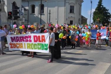 Wspólna modlitwa, rodzinny przemarsz ulicami miasta, koncerty i liczne atrakcje dla najmłodszych - tak zapowiada się tegoroczny Marsz dla Życia i Rodziny w Busku-Zdroju. Wydarzenie, które odbędzie się 14 czerwca, ma być okazją do wspólnego świętowania wartości rodzinnych oraz integracji mieszkańców w atmosferze radości i wspólnoty.
