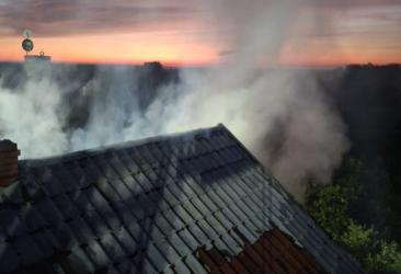Przypuszczalnie zwarcie w instalacji elektrycznej mogło doprowadzić do pożaru, który wybuchł w nocy z poniedziałku na wtorek w miejscowości Łagiewniki w gminie Busko-Zdrój. Ogień objął część budynku mieszkalnego wykorzystywanego jako dom letniskowy. Na szczęście w chwili zdarzenia nikogo nie było w środku.