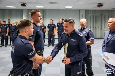 Duży sukces odnieśli funkcjonariusze Komendy Powiatowej Policji w Busku-Zdroju podczas wojewódzkich eliminacji do XXX Ogólnopolskiego Turnieju Par Patrolowych Patrol Roku 2026. Sierż. Michał Pałys i post. Bartosz Rózga zajęli trzecie miejsce wśród 14 patroli reprezentujących komendy z całego województwa świętokrzyskiego.
