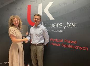 I Liceum Ogólnokształcące im. T. Kościuszki w Busku-Zdroju nieustannie poszerza swoją ofertę edukacyjną, stwarzając uczniom nowe możliwości rozwoju i zdobywania cennych doświadczeń. Kolejnym krokiem w tym kierunku jest nawiązanie współpracy z Wydziałem Prawa i Nauk Społecznych Uniwersytetu Jana Kochanowskiego w Kielcach.