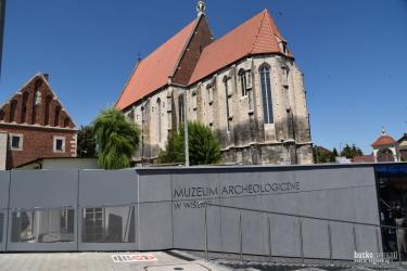 Muzeum Archeologiczne w Wiślicy zaprasza do udziału w Europejskich Dniach Archeologii 2026. Wydarzenie odbędzie się w dniach 12-14 czerwca i połączy bezpłatne zwiedzanie jednej z najcenniejszych placówek archeologicznych w Polsce z rodzinnym piknikiem, pokazów historycznych oraz warsztatów dla dzieci i młodzieży.

