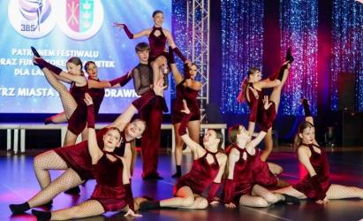 Ponad rok pracy, setki godzin prób i dziesiątki artystycznych występów zwieńczy wyjątkowe wydarzenie. Już 14 czerwca 2026 roku w Hali Sportowej przy ul. Kusocińskiego 3 w Busku-Zdroju odbędzie się Uroczysta Gala Zakończenia Sezonu Artystycznego Społeczności Scenicznej MIMESIS. 