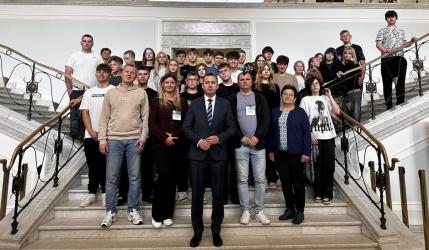 Młodzież z Gminy Solec-Zdrój miała okazję poznać od kulis funkcjonowanie polskiego parlamentu. Na zaproszenie posła Michała Cieślaka uczniowie klas VII i VIII Zespołu Szkół w Solcu-Zdroju odwiedzili Warszawę oraz Sejm Rzeczypospolitej Polskiej, uczestnicząc w wyjątkowej lekcji wiedzy o państwie i demokracji.