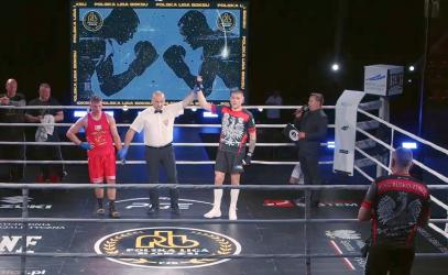 Dwaj wychowankowie BMUKS Ring Busko-Zdrój odnieśli zwycięstwa podczas 7. kolejki Polskiej Ligi Boksu. W barwach RTX Golden Team Nowy Sącz wystąpili Wiktor Skiba i Marian Ivanitskiy, którzy jako jedyni zawodnicy swojej drużyny zdobyli punkty w wyjazdowym meczu z Imperium Boxing Wałbrzych. Zobacz zwycięskie walki.