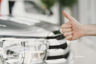 Jeszcze kilkanaście lat temu samochody klasy premium kojarzyły się głównie z prestiżem. Dziś wielu kierowców patrzy na ten segment zupełnie inaczej. Coraz częściej liczy się nie sam znaczek na masce, ale poziom bezpieczeństwa, komfort podróżowania i technologie, które faktycznie ułatwiają codzienną jazdę.