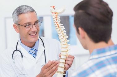 Osteoporoza przez długi czas może rozwijać się bezobjawowo, dlatego regularna profilaktyka ma ogromne znaczenie. Mieszkańcy Miasta i Gminy Busko-Zdrój będą mieli okazję skorzystać z bezpłatnych badań densytometrycznych, które pozwalają ocenić stan kości i wykryć zagrożenie osteoporozą.