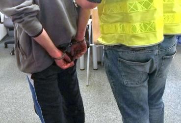 Kilka osób z różnych regionów Polski straciło pieniądze podczas zakupu telefonów komórkowych przez internet. Zamówiony sprzęt nigdy do nich nie trafił, a kontakt ze sprzedającym urywał się zaraz po otrzymaniu wpłaty. Buscy policjanci zatrzymali w tej sprawie 24-letniego mieszkańca Krakowa, który usłyszał już zarzuty.