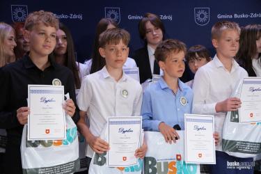 Laureaci i finaliści konkursów przedmiotowych, młodzi artyści oraz uczniowie odnoszący sukcesy sportowe spotkali się we wtorek, 23 czerwca, z władzami Buska-Zdroju. Burmistrz Miasta i Gminy Busko-Zdrój Jerzy Szydłowski oraz Zastępca Burmistrza Piotr Kaczocha pogratulowali uczniom osiągnięć zdobytych w roku szkolnym 2025/2026 na szczeblu wojewódzkim i ogólnopolskim.