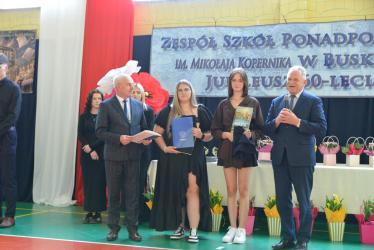 W hali sportowej Zespołu Szkół Ponadpodstawowych w Busku-Zdroju odbyła się uroczysta akademia z okazji zakończenia roku szkolnego 2025/2026 oraz pożegnania absolwentów Branżowej Szkoły I Stopnia Nr 1. Był to dzień pełen wzruszeń, podziękowań i wyróżnień.