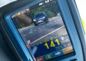 Skrajna nieodpowiedzialność mogła zakończyć się tragedią. Policjanci z buskiej drogówki zatrzymali w Broninie kierowcę Audi, który w terenie zabudowanym jechał znacznie szybciej niż pozwalają przepisy. Podczas kontroli okazało się, że 42-latek nie tylko rażąco przekroczył prędkość, ale także prowadził samochód pod wpływem alkoholu. Teraz za swoje zachowanie odpowie przed sądem.