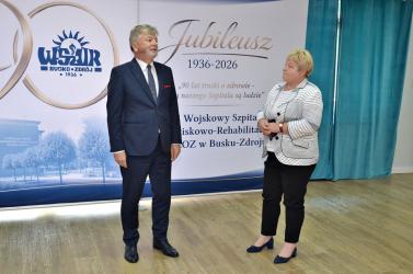 21 Wojskowy Szpital Uzdrowiskowo-Rehabilitacyjny SP ZOZ w Busku-Zdroju ma nowego dyrektora. 1 lipca 2026 roku odbyło się oficjalne przekazanie obowiązków, a kierowanie placówką objęła Mariola Marchewka. 