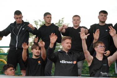 Busko-Zdrój ponownie było gospodarzem piłkarskich emocji. We wtorek, 14 lipca, na boisku przy ulicy Kusocińskiego Korona Kielce rozegrała trzeci mecz kontrolny w ramach przygotowań do sezonu 2026/2027. Rywalem żółto-czerwonych była pierwszoligowa Stal Rzeszów, a spotkanie zakończyło się bezbramkowym remisem 0:0. Zapraszamy do obejrzenia zdjęć oraz relacji z tego sparingu.
