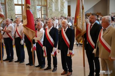 Kierowcy, taksówkarze i przedstawiciele lokalnych władz spotkali się w Busku-Zdroju, by wspólnie uczcić św. Krzysztofa - patrona kierowców i podróżnych. Wieloletnia tradycja po raz kolejny zgromadziła osoby związane z transportem, a zwieńczeniem uroczystości było poświęcenie pojazdów.
